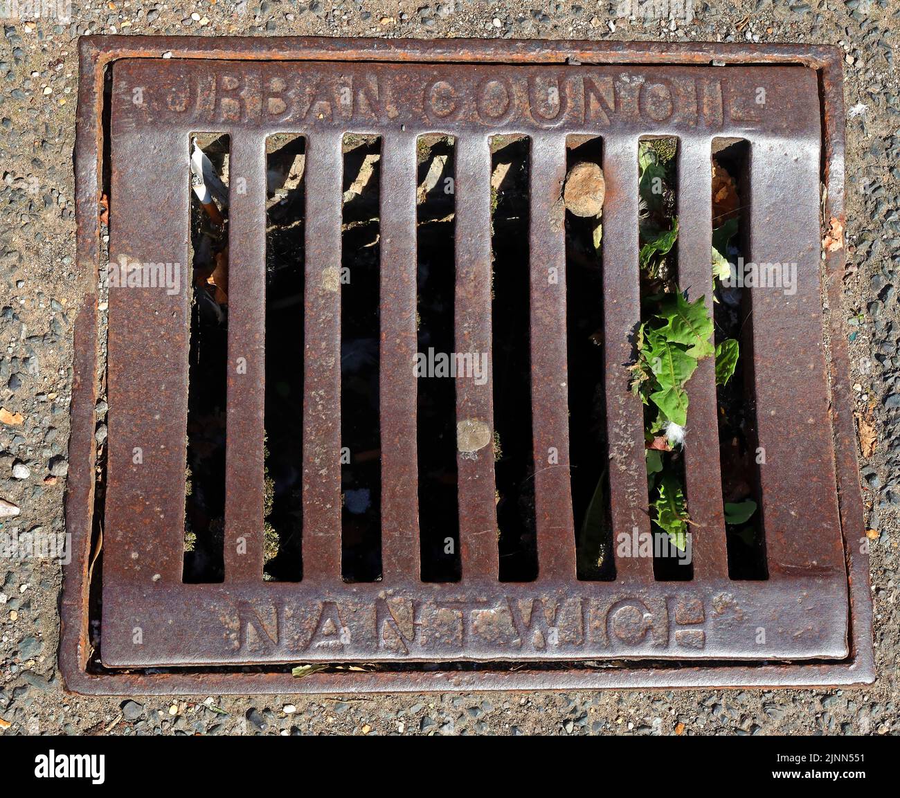 Rete di drenaggio stradale in ferro, Nantwich, Cheshire, Inghilterra, Regno Unito - contrassegnato dal Consiglio del Distretto Urbano di Nantwich Foto Stock