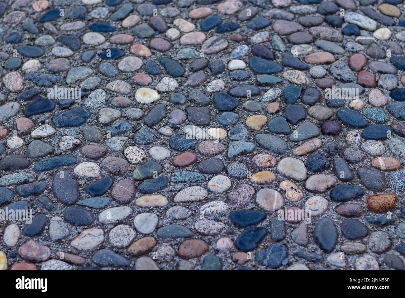 Massaggiare la struttura del passaggio in pietra. Una pavimentazione tessile Cobble, Reflexology. Pietre di ciottoli sul pavimento per riflessologia plantare. I pavimenti in pietra di ciottoli. N Foto Stock