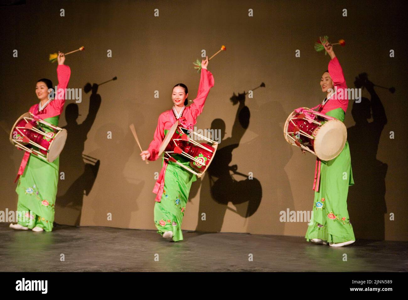 Musicisti coreani di danza folk che si esibiscono con il janggu Foto Stock