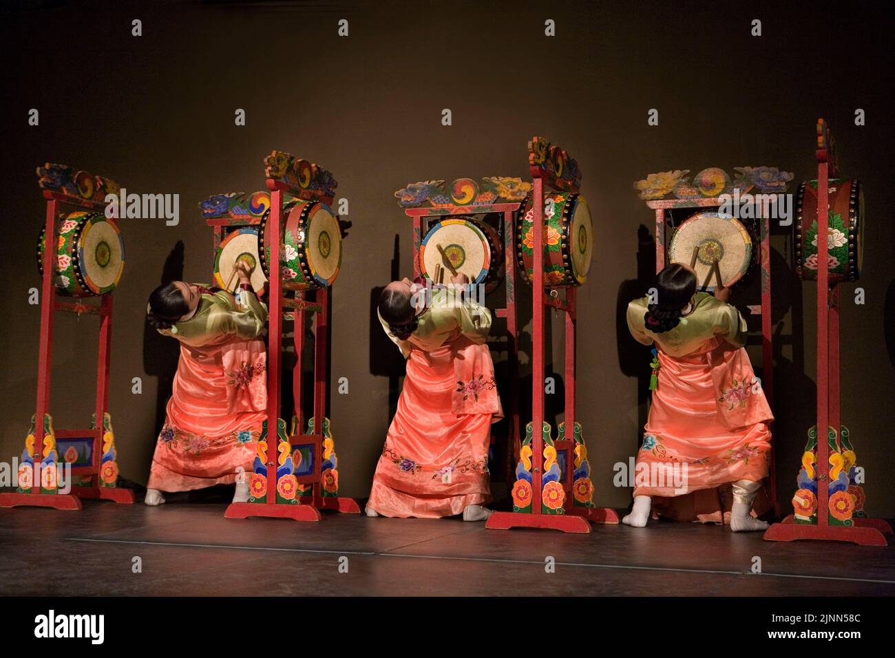 Musicisti coreani che suonano samgo-mu, la danza a tre tamburi Foto Stock