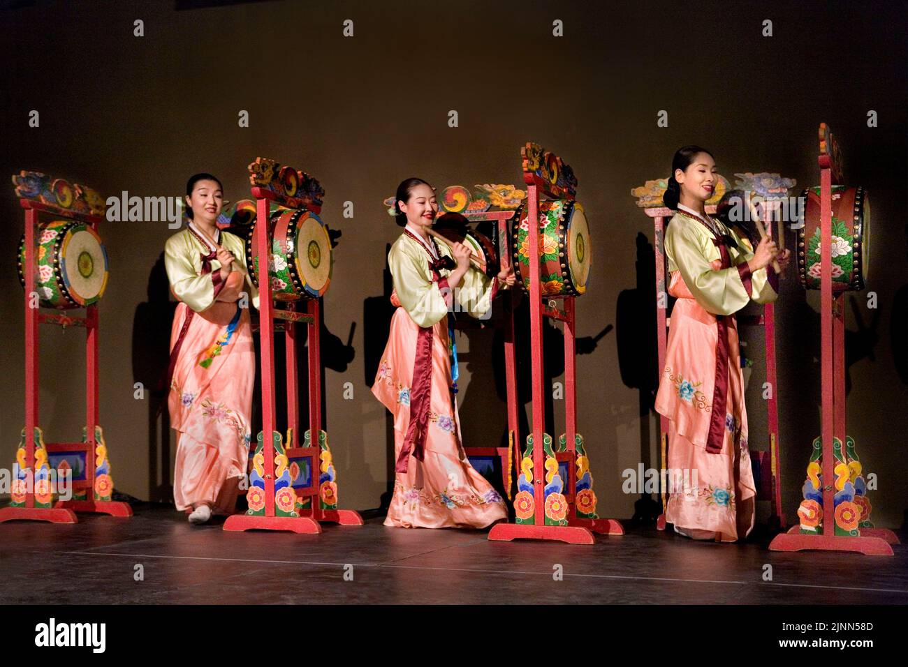 Musicisti coreani che suonano samgo-mu, la danza a tre tamburi Foto Stock