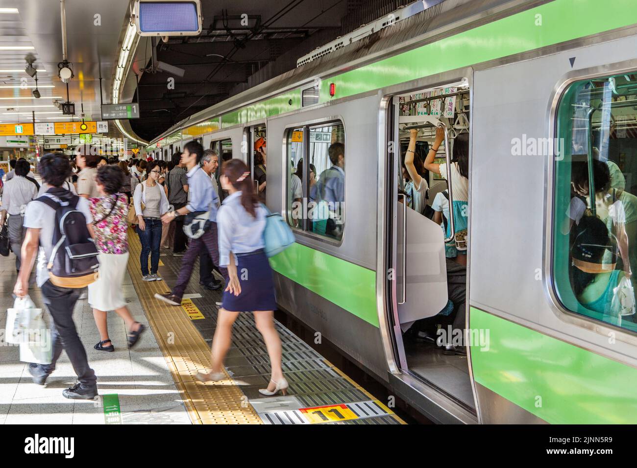 Linea JR Yamanote alla stazione di Shibuya a Tokyo, Giappone Foto Stock