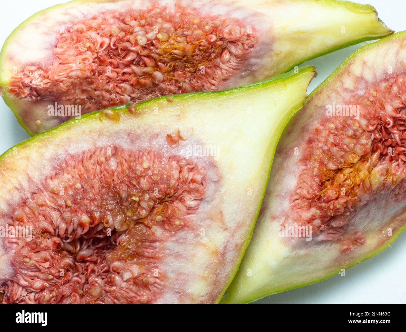 Pezzi di fichi verdi tritati. Frutta matura e succosa. Cibo di dieta. Fig. Isola. Semi all'interno di frutta tagliata Foto Stock