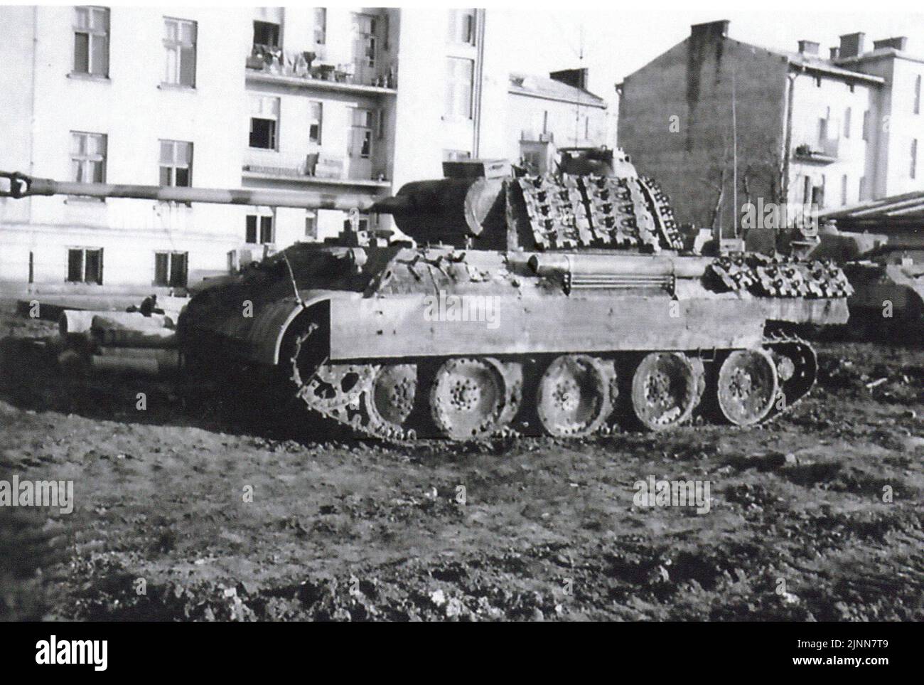 World War Two B&W photo Wehrmacht Panther Tank in Polonia nel 1944 . Un carro armato tedesco di Panther dalla Divisione di Panzer di 5th SS che Wiking in una città polacca Foto Stock