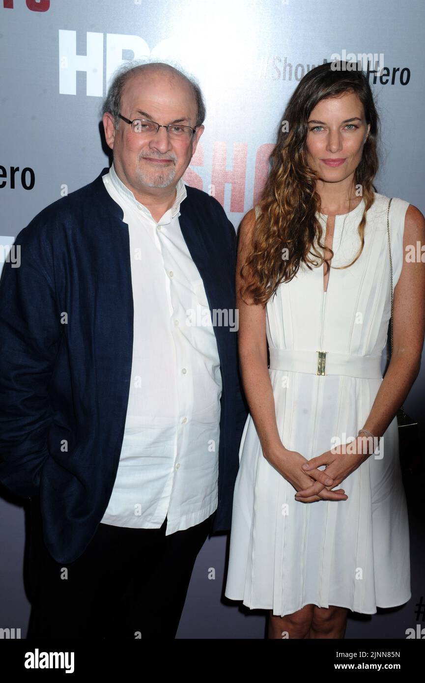 Manhattan, Stati Uniti d'America. 12th ago, 2015. NEW YORK, NY - 11 AGOSTO: Salman Rushdie, Irina Ovsiannikova partecipa alla proiezione 'Show Me A Hero' di New York al New York Times Center il 11 agosto 2015 a New York City persone: Salman Rushdie, Irina Ovsiannikova Credit: Storms Media Group/Alamy Live News Foto Stock
