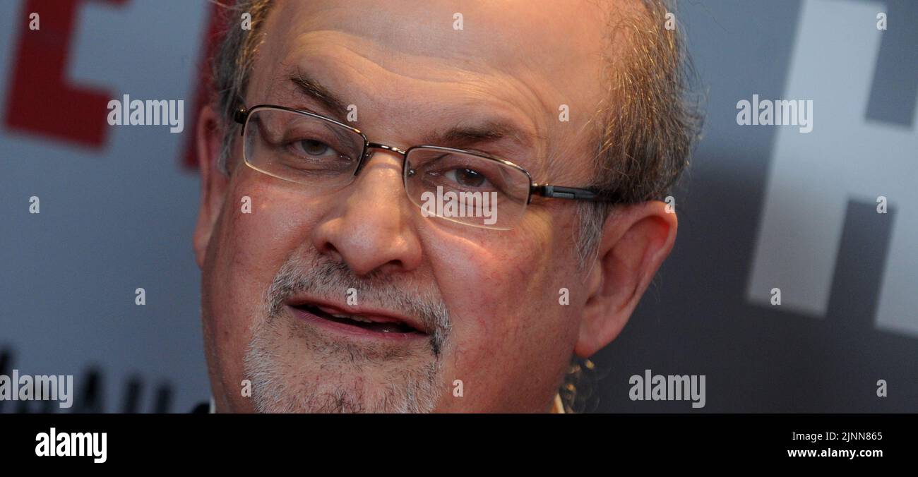 Manhattan, Stati Uniti d'America. 12th ago, 2015. NEW YORK, NY - 11 AGOSTO: Salman Rushdie partecipa alla proiezione 'Show Me A Hero' di New York al New York Times Center il 11 agosto 2015 a New York City People: Salman Rushdie Credit: Storms Media Group/Alamy Live News Foto Stock