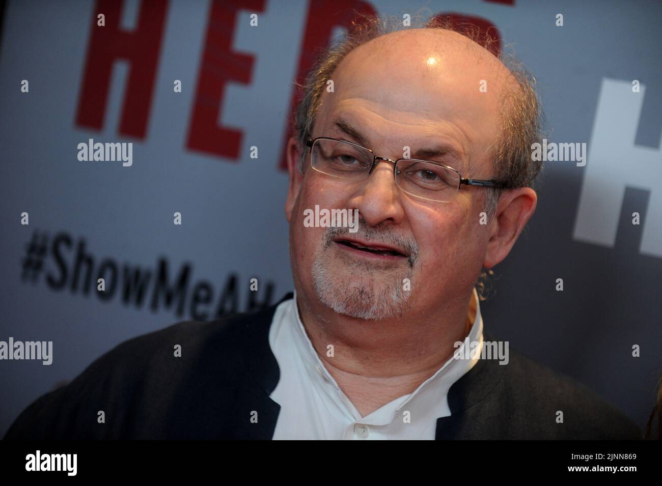 Manhattan, Stati Uniti d'America. 12th ago, 2015. NEW YORK, NY - 11 AGOSTO: Salman Rushdie partecipa alla proiezione 'Show Me A Hero' di New York al New York Times Center il 11 agosto 2015 a New York City People: Salman Rushdie Credit: Storms Media Group/Alamy Live News Foto Stock