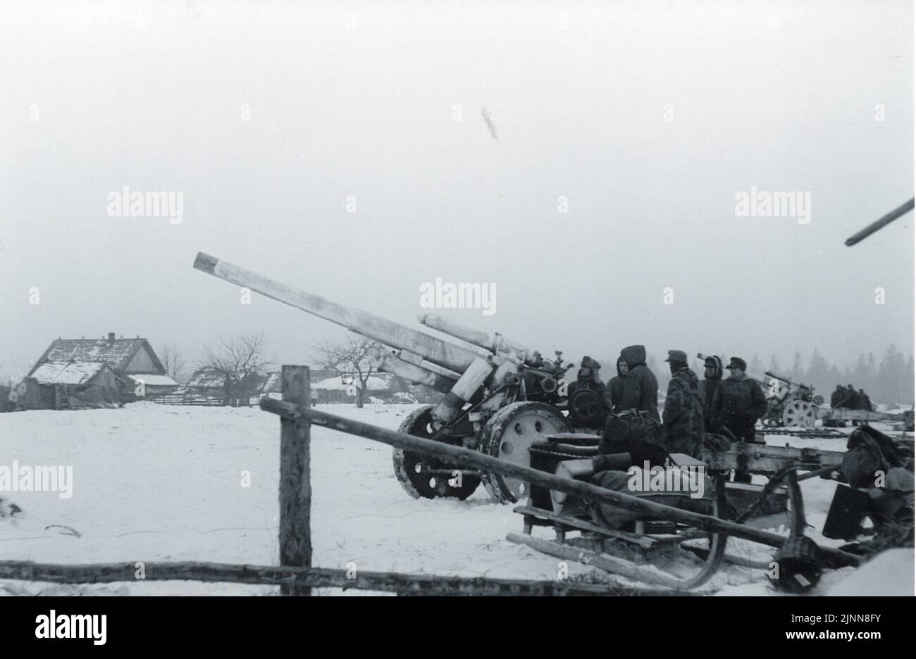 Seconda guerra mondiale Foto B&N artiglieria tedesca in azione nella tasca Kurland nel 1944. La Wehrmacht tenne la tasca del Kurland fino alla fine della guerra permettendo a molti tedeschi di fuggire via mare . Foto Stock