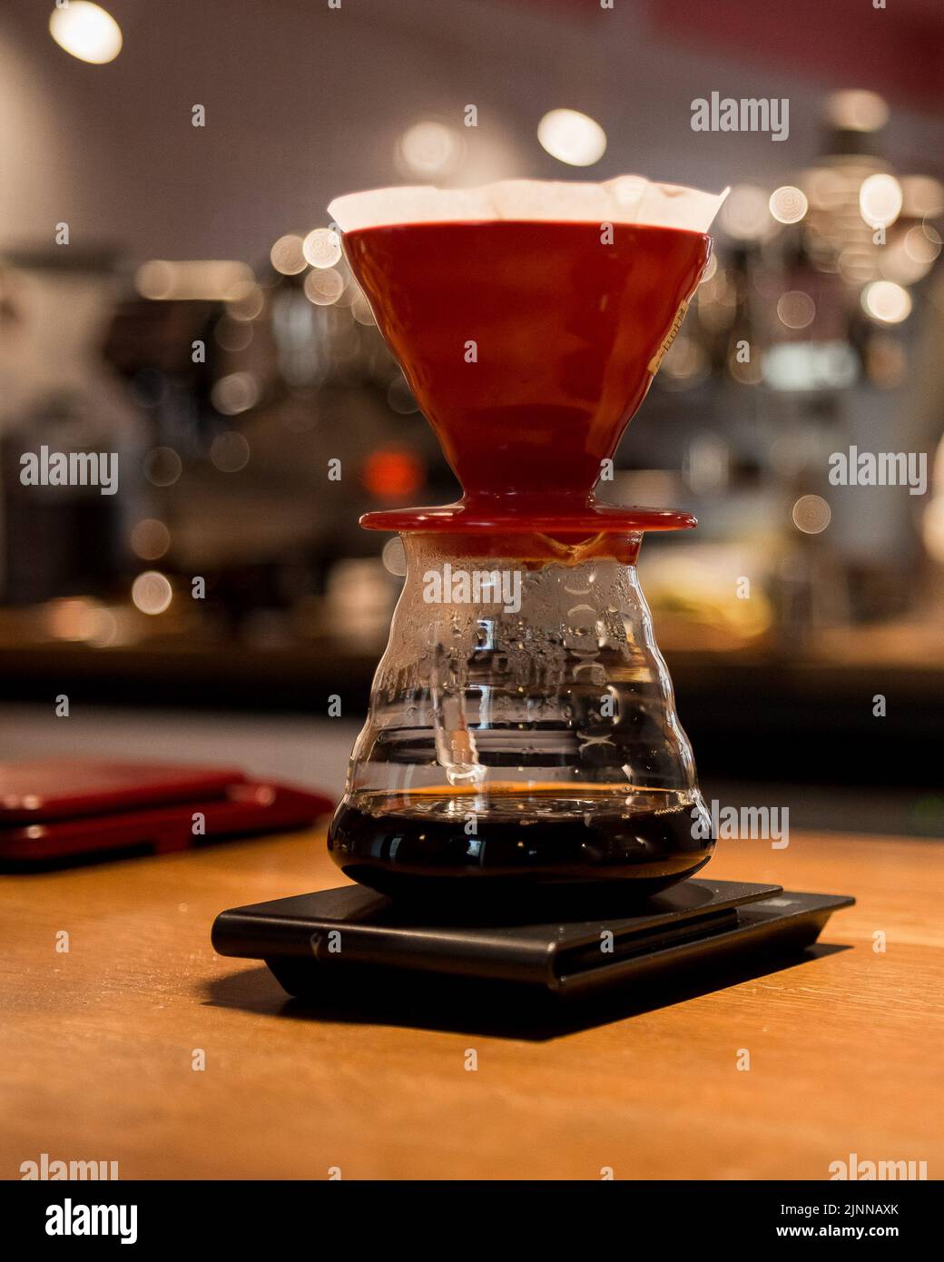 metodo alternativo per la preparazione del caffè, imbuto per caffè su bilancia, bevande calde e filtro per caffè Foto Stock