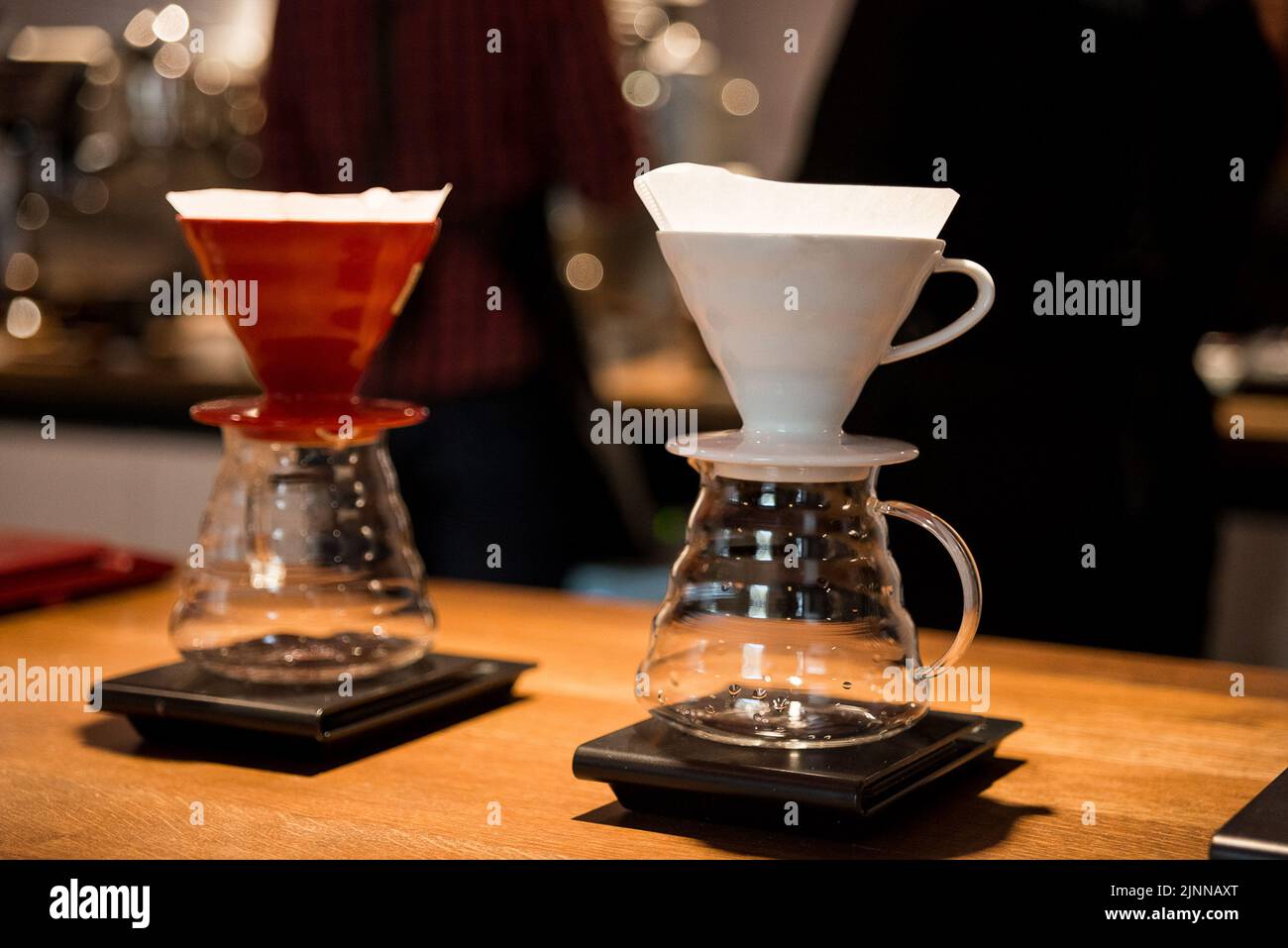 metodo alternativo per preparare il caffè, due imbuti per il caffè si trovano sulla bilancia e preparano bevande calde, filtro per il caffè Foto Stock