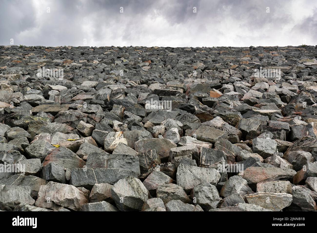 Dreary diga muro, massi dal basso, cielo drammatico nuvoloso, Aura Power Station, Sjolseng, Sunndalsora, Sunndal, più og Romsdal Foto Stock