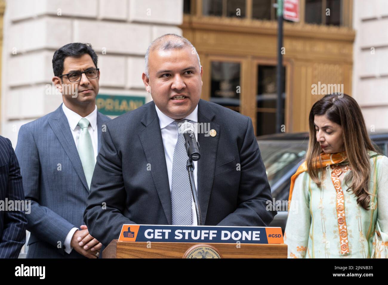 New York, NY - Agosto 12. 2022: Il Commissario per gli Affari immigrati Manuel Castro interviene durante la cerimonia della bandiera pakistana al Bowling Green Park Foto Stock