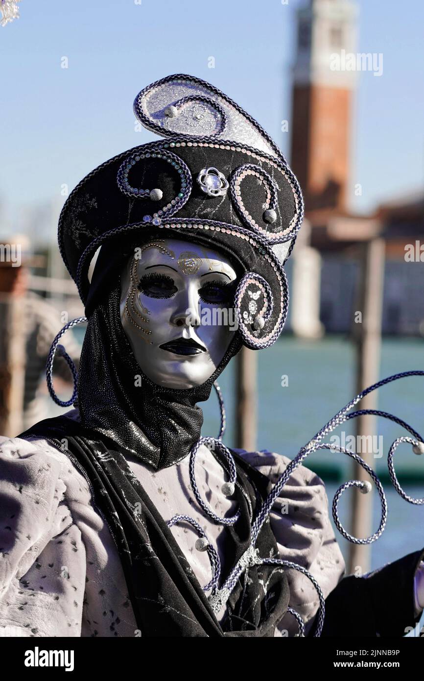 Uomo vestito nel tradizionale costume veneziano riproduzione di un violino  per il Carnevale di Venezia Venezia Italia Foto stock - Alamy