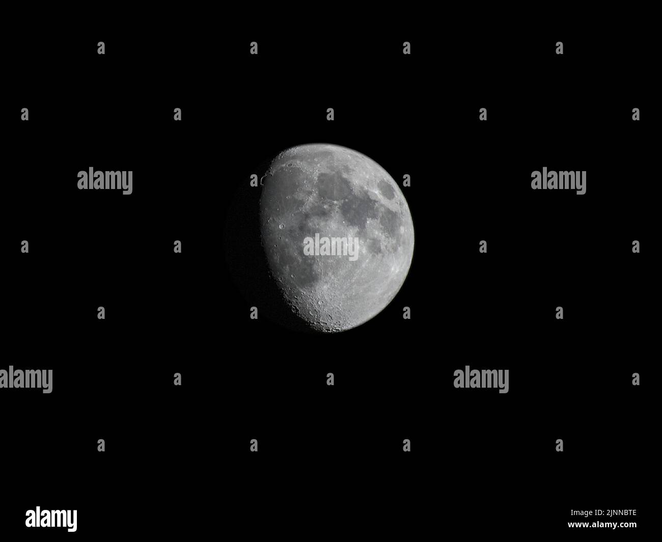 Effetto visivo del manico d'oro al confine del terminatore lunare alla luna cerante di tre quarti, le pianure del Sinus Iridum, Valle di Foto Stock