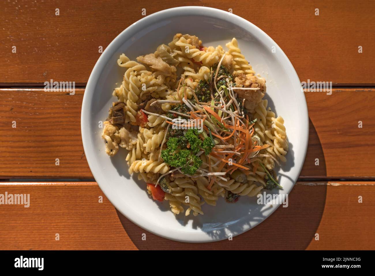 Fussili con verdure e lenticchie, piatto vegetariano, servito in una birreria all'aperto, in Baviera, Germania Foto Stock