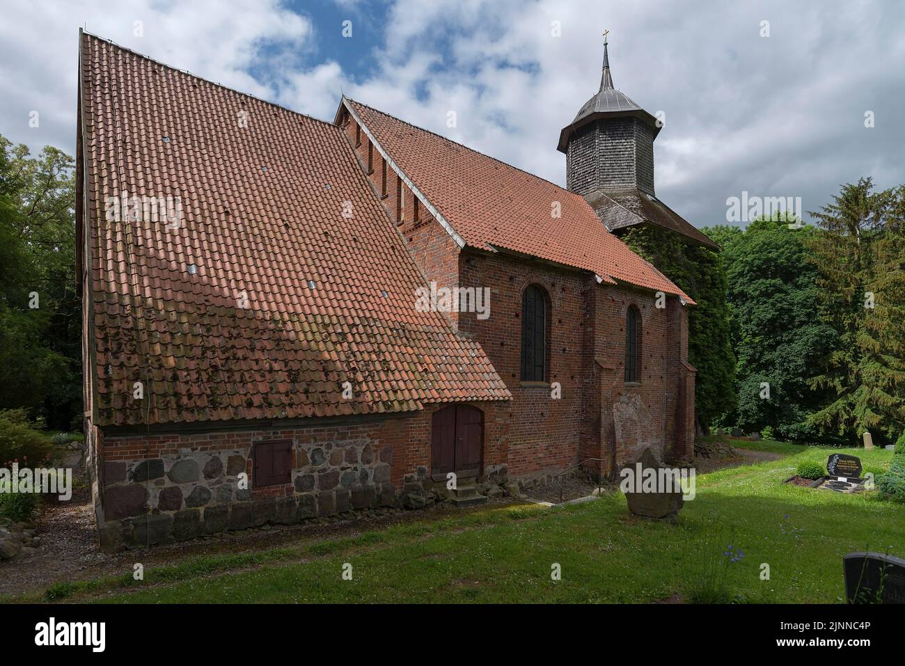 Villaggio chiesa, un edificio in mattoni gotici chiesa, 13th ° secolo Kirch Grambow, Meclemburgo-Pomerania occidentale, Germania Foto Stock