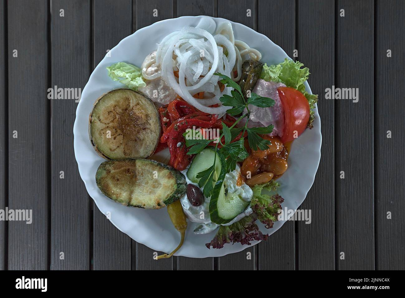 Piccolo piatto di partenza misto in un ristorante greco, Baviera, Germania Foto Stock