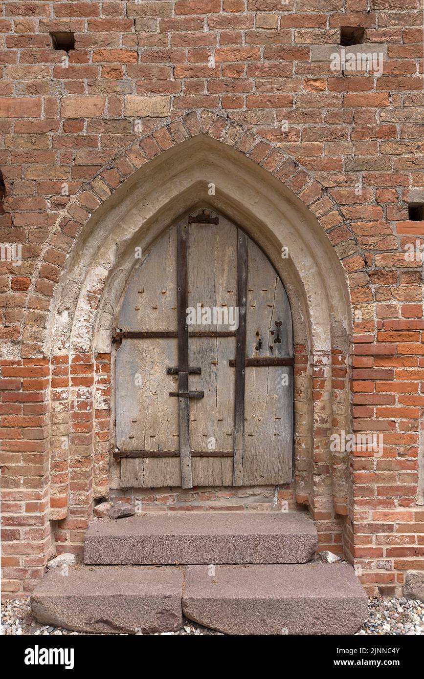 Ingresso laterale della chiesa del villaggio gotico, 13th ° secolo Kirch Grambow, Meclemburgo-Pomerania occidentale, Germania Foto Stock
