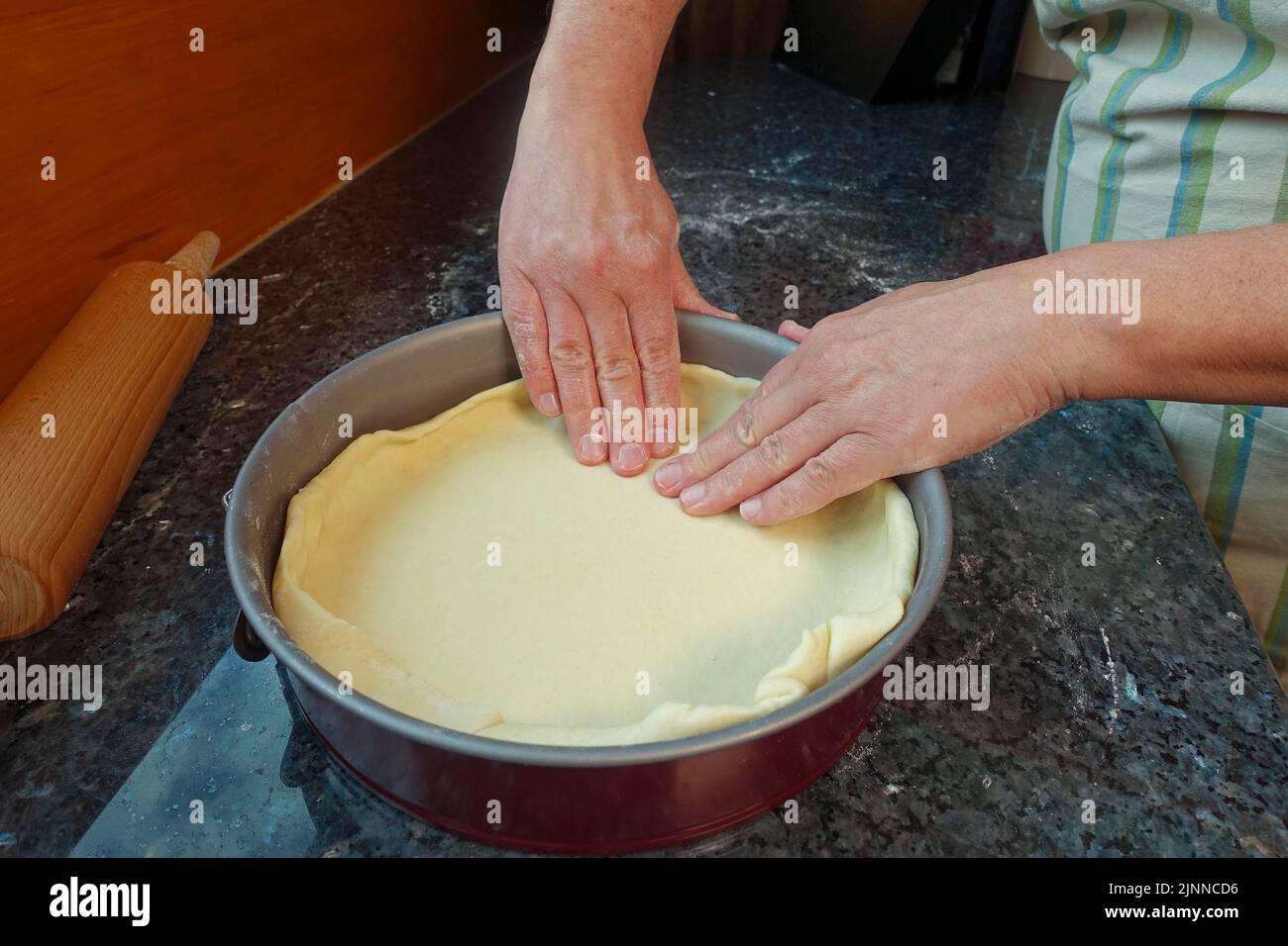 Cucina sveva, preparazione della torta di patate Haertsfeld, pressare la pasta cagliata nella teglia da forno, teglia a molle, vassoio per torte, spilla, torta salata, cuocere in forno Foto Stock