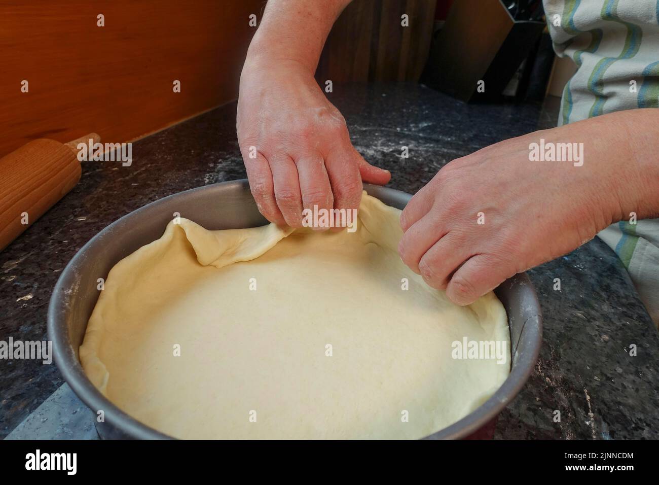 Cucina sveva, preparazione di torta di patate Haertsfelder, mettere pasta cagliata in teglia da forno, teglia a molle, vassoio per torte, spilla, torta salata, cuocere in forno Foto Stock