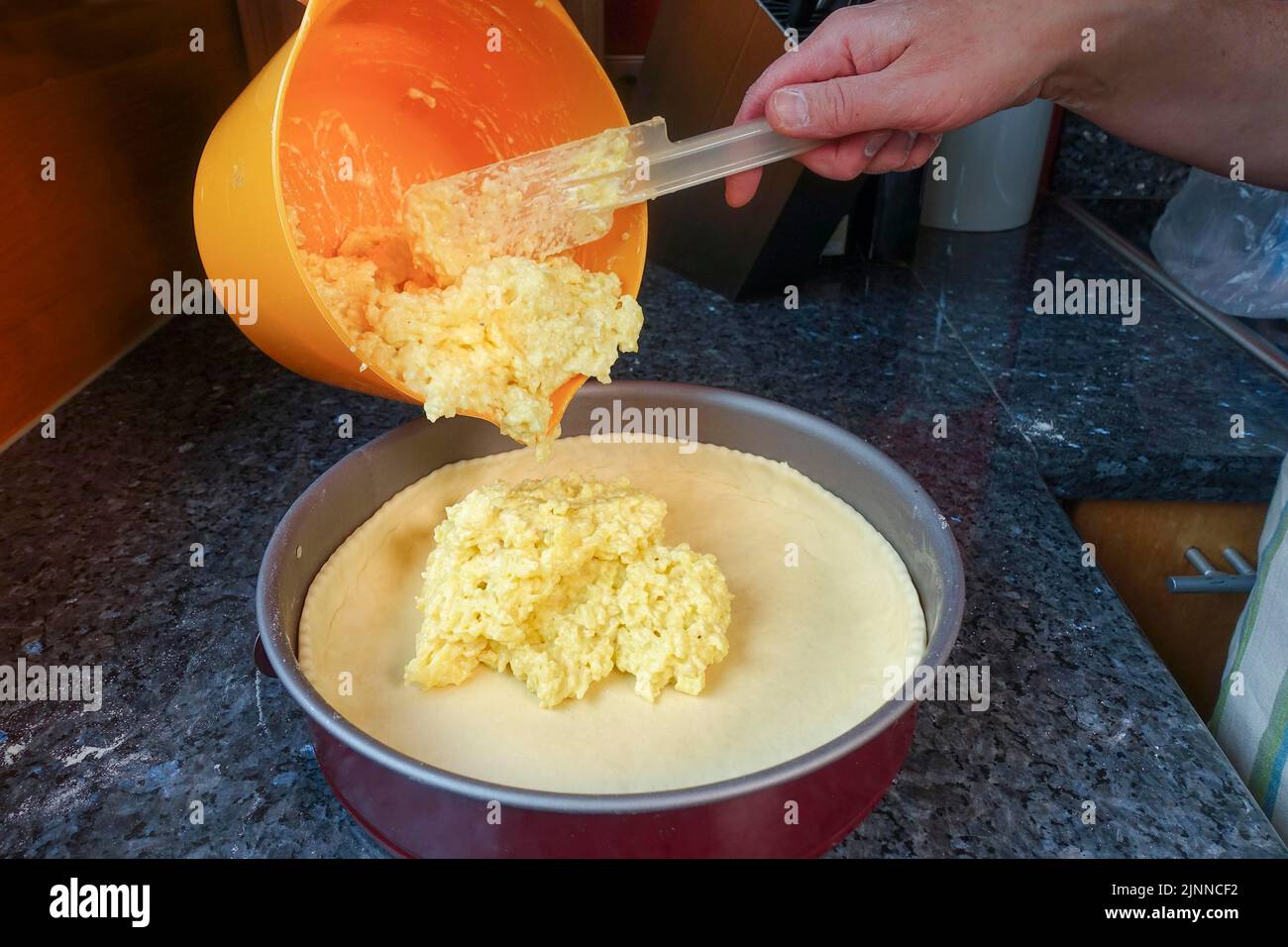 Cucina sveva, preparazione della torta di patate Haertsfeld, riempimento della base di pasta cagliata con impasto di patate e panna acida, piatto da forno, vassoio per torte, springform Foto Stock