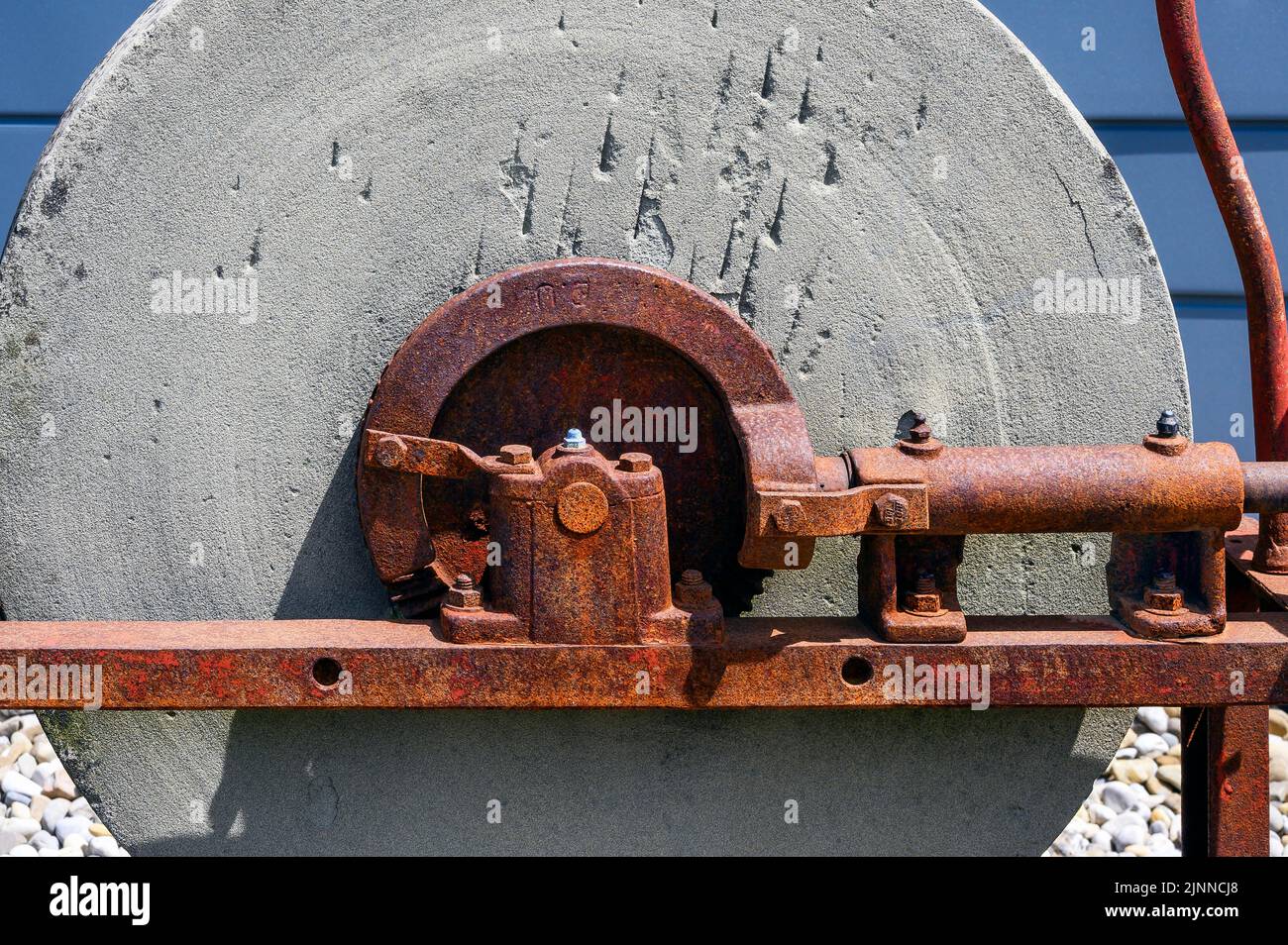 Vecchia pietra arrugginita con meccanica arrugginita, Buchenberg, Baviera, Germania Foto Stock