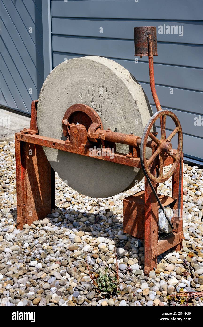 Vecchia pietra arrugginita con meccanica arrugginita, Buchenberg, Baviera, Germania Foto Stock