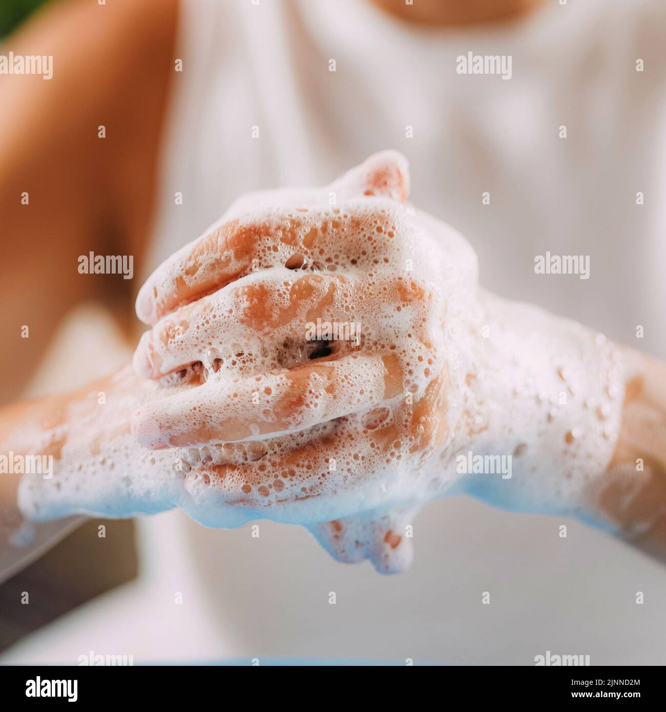 La donna il lavaggio mani Foto Stock