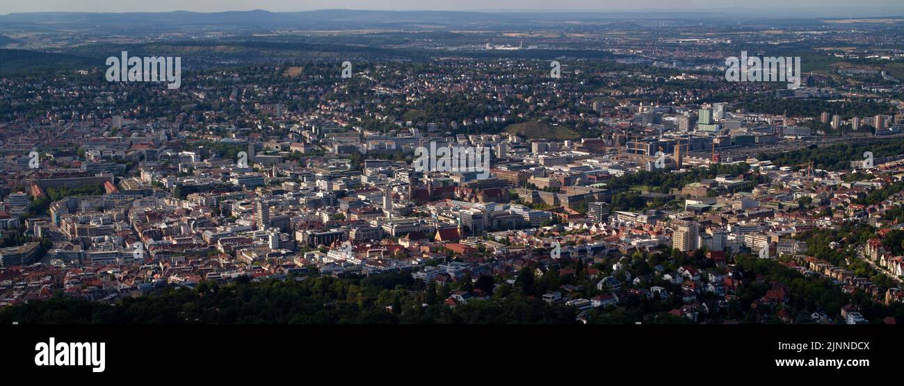 Vista dalla torre televisiva di Stoccarda di Gerberviertel, centro città, stazione ferroviaria principale, Palazzo nuovo, Koenigsbau, Palazzo Vecchio, Waldau, Stoccarda Foto Stock
