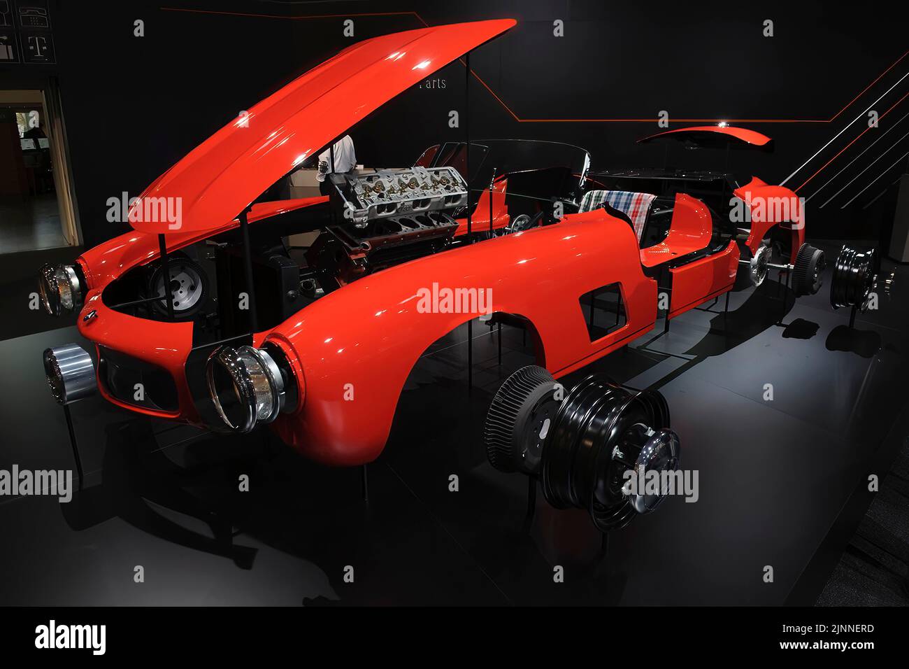 Modello in spaccato nello stile della vista tecnica esplosa della storica auto sportiva d'epoca Mercedes-Benz 300 SL Gullwing, fiera Techno classica Foto Stock