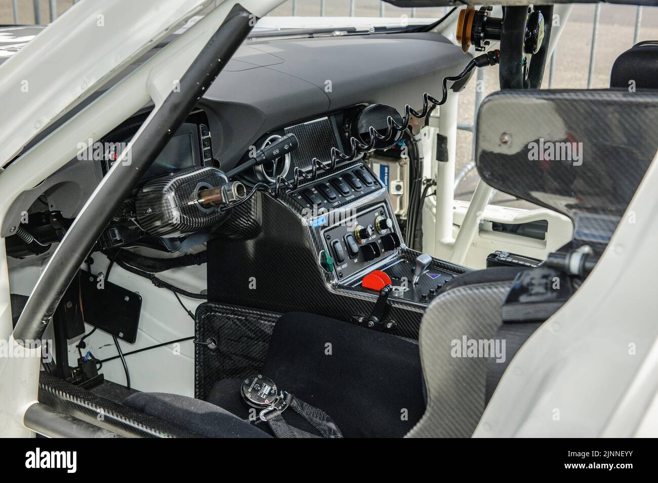 Vista all'interno del cockpit della vettura da corsa Mercedes-AMG GT3 con sedile a benna, comandi elettronici consolle centrale, Nuerburgring, Nuerburg Foto Stock