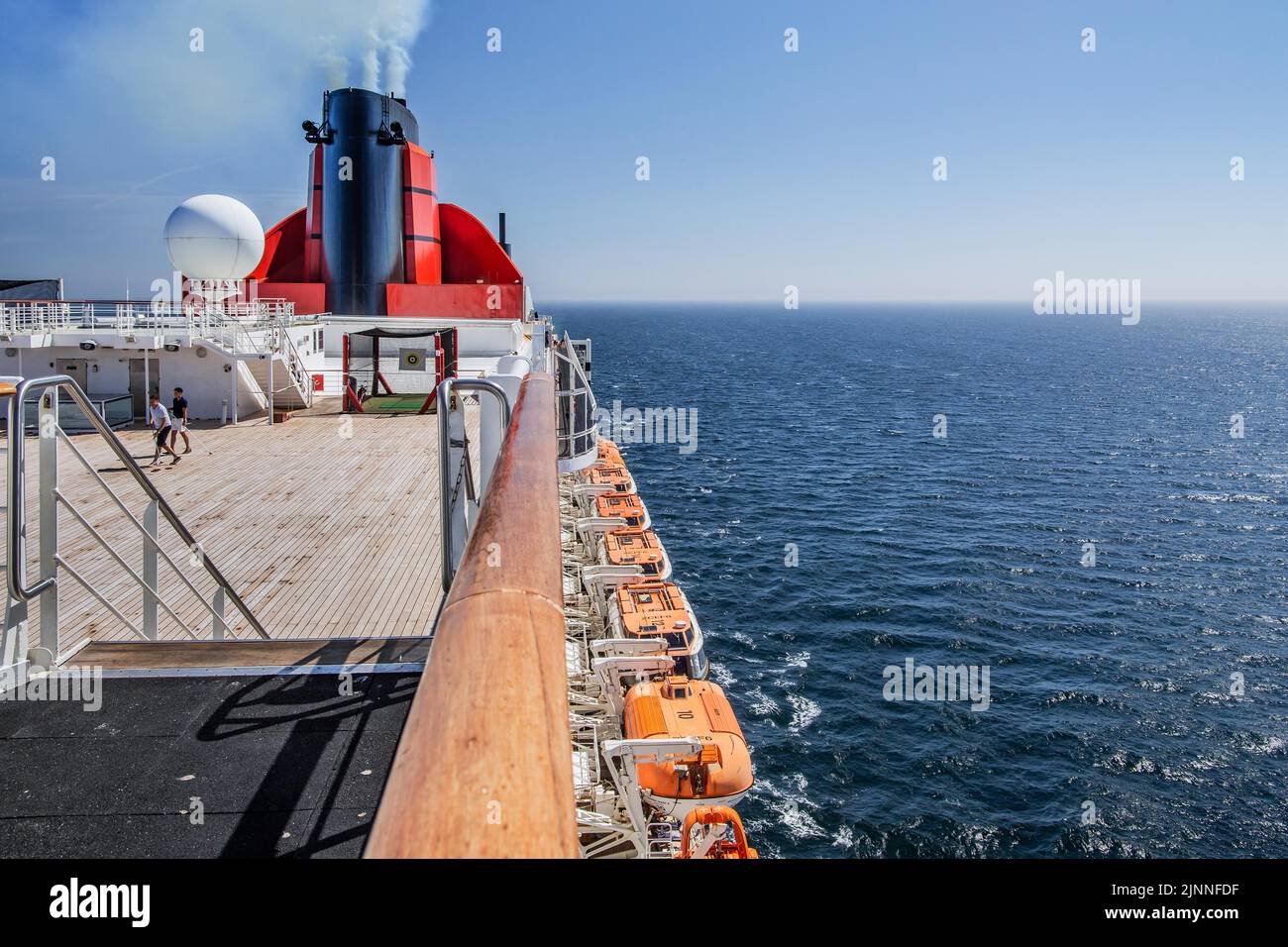 Transatlantico, nave da crociera Queen Mary 2 in alto mare con ponte sportivo e ponte per barche Foto Stock