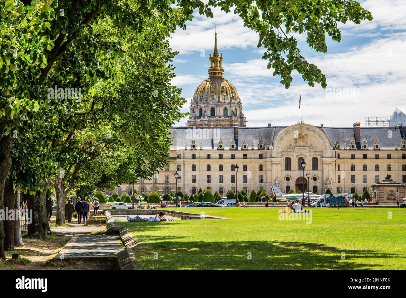 Musee de lArmee con la cupola della Cattedrale di Invalides, Parigi, Ile de France, Europa Occidentale, Francia Foto Stock