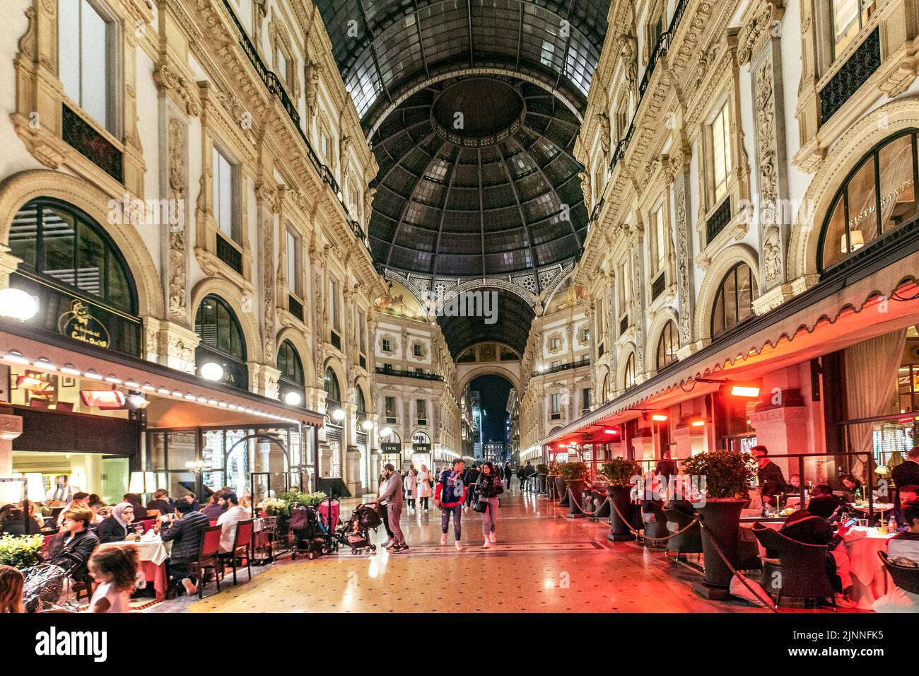 Galleria Vittorio Emanuele II in serata, Milano, Lombardia, Italia settentrionale, Italia Foto Stock