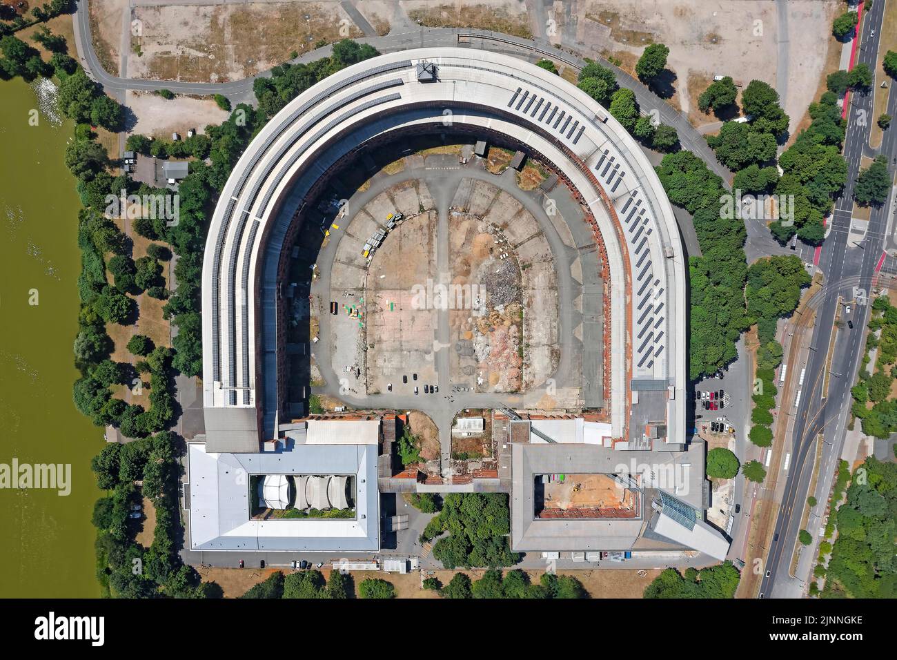 Veduta aerea della Sala Congressi incompiuta del NSDAP nel terzo Reich, in basso a sinistra Corte Serenade e Sala Concerti della Sinfonia di Norimberga Foto Stock