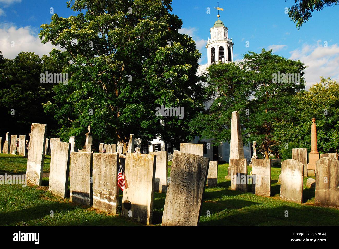 Tombe storiche e lapidi sono piantate nel cimitero e cimitero della Chiesa sulla collina, a Lenox Massachusetts, New England Foto Stock