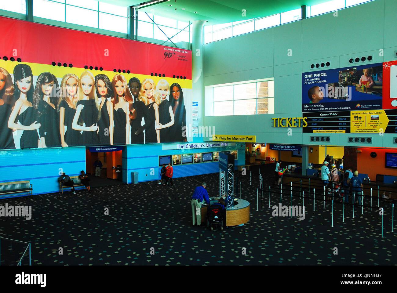 La lobby del Museo dei Bambini di Indianapolis mostra una grande promozione murale di una mostra di bambola Barbie Foto Stock