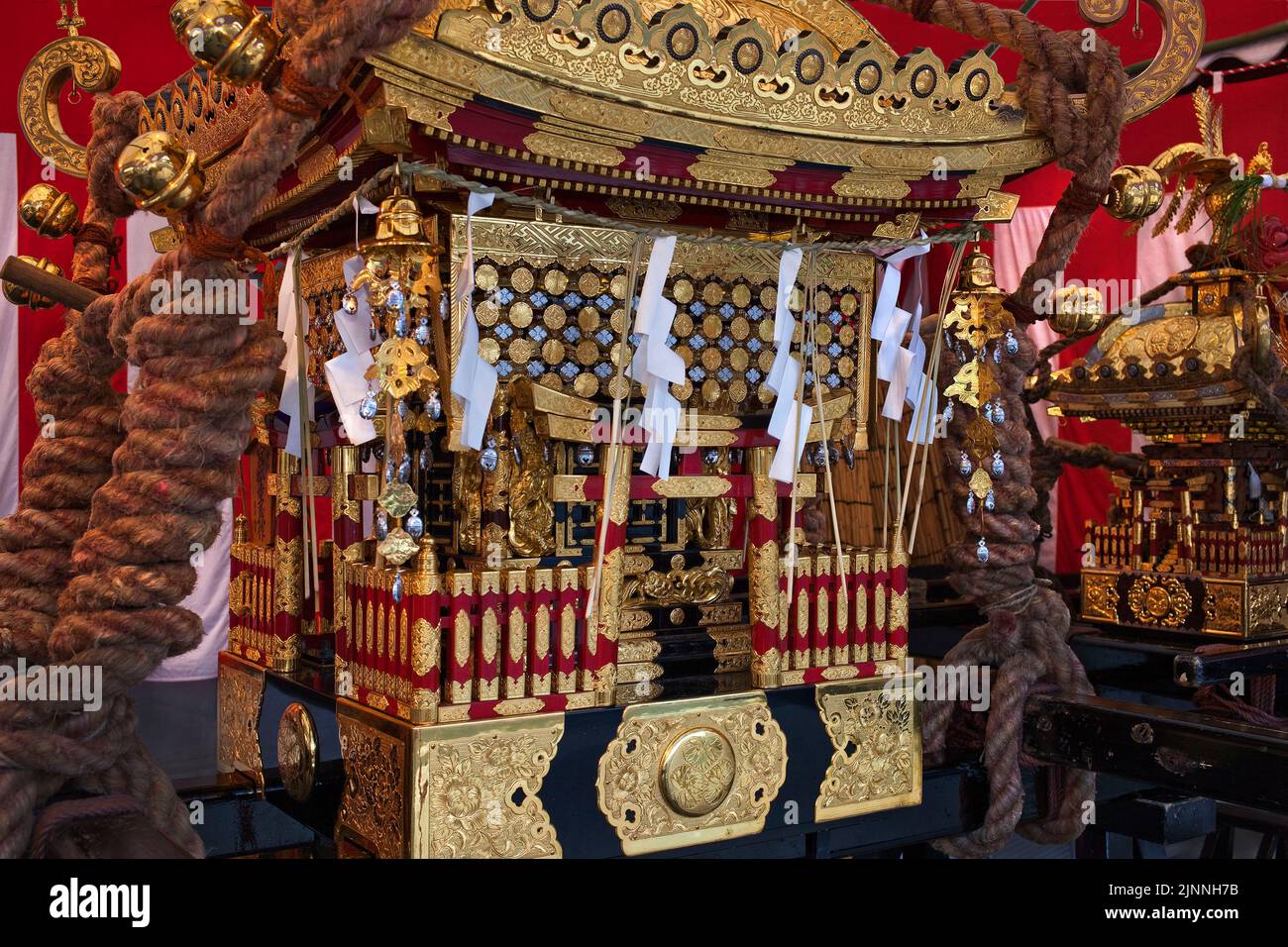 Mikoshi elaborato santuario portatile presso Shinagawa Shrine Matsuri, Shinagawa, Tokyo, Giappone Foto Stock