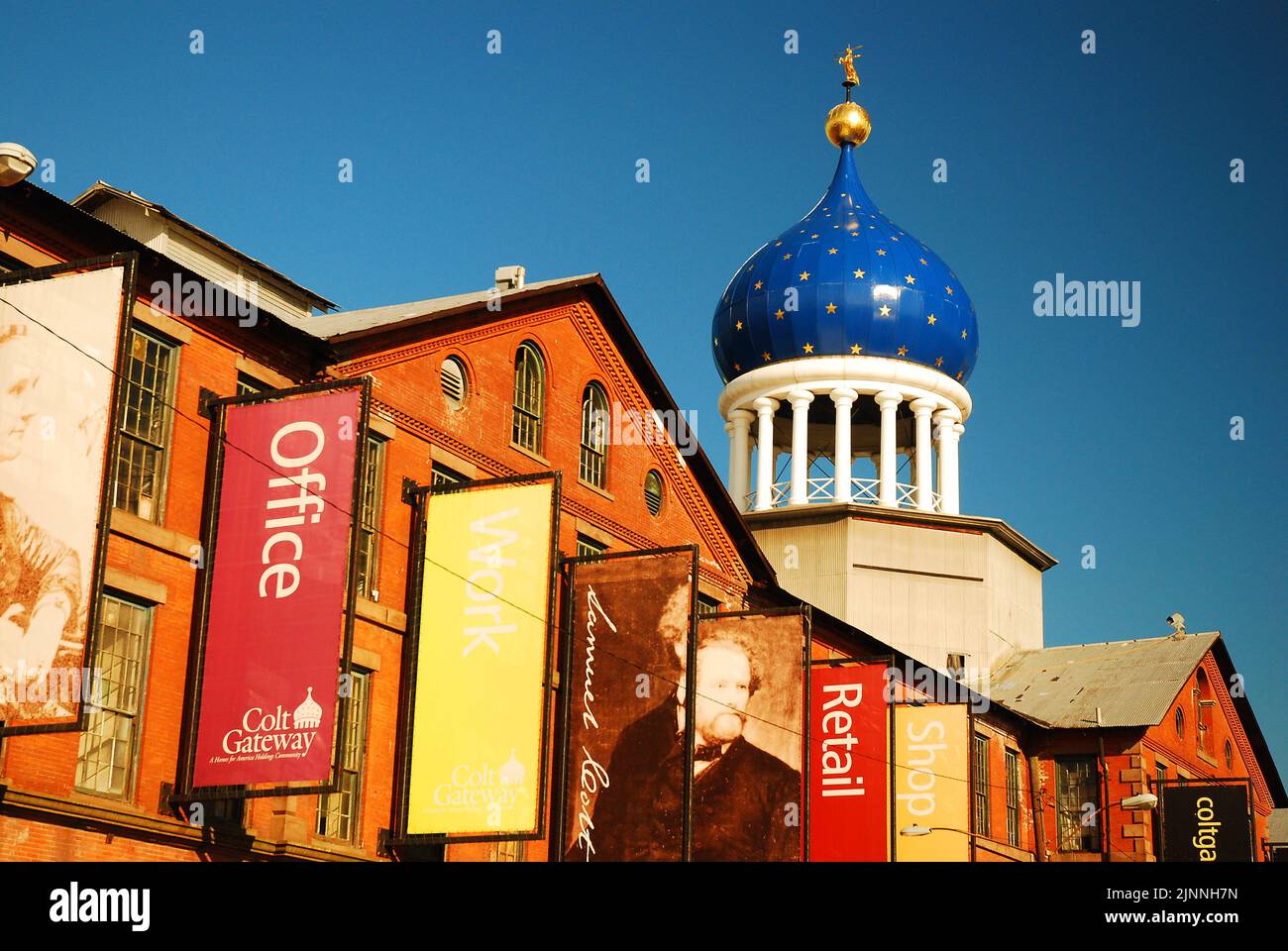 Il Colt Building, con una cupola a cipolla di stile russo, era un tempo lo stabilimento di produzione della pistola Colt ed è ora un edificio a uso misto ad Hartford Foto Stock