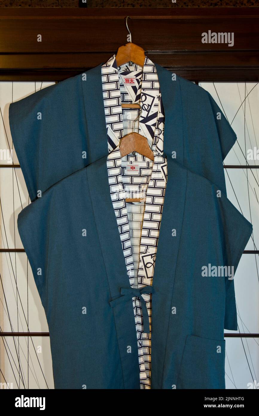 Vestito di yukata e giacca hori appesi al tradizionale resort onsen, Shizuoka, Giappone Foto Stock