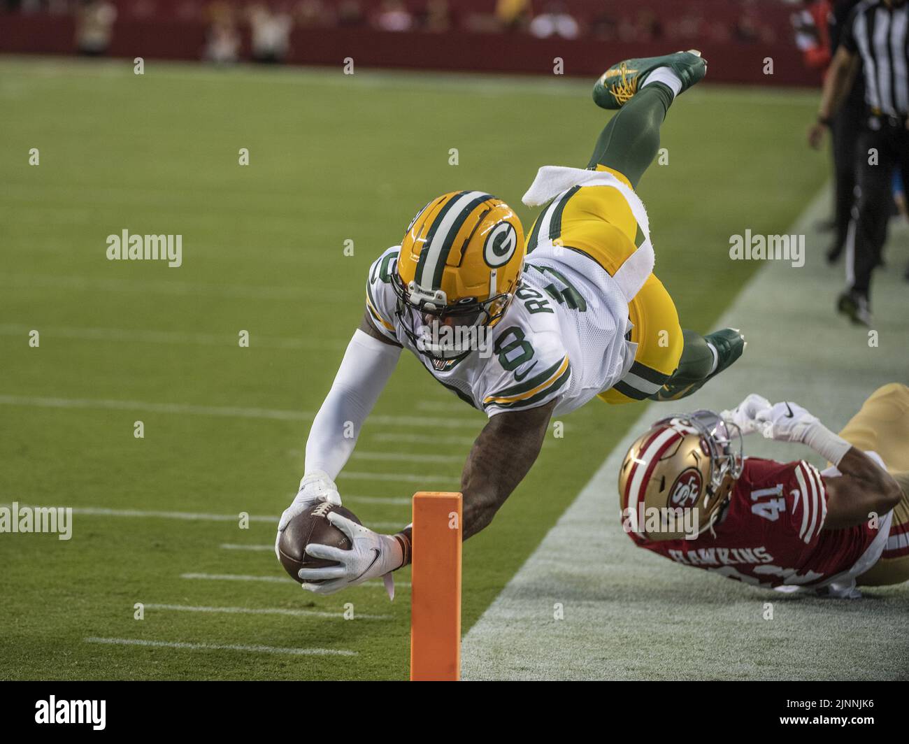 Santa Clara, Stati Uniti. 12th ago, 2022. Green Bay Packers Wide Receiver Amari Rodgers (8) si immerge per un quarto trimestre TD con un passaggio dal quaqrterback Danny Etling contro il San Francisco 49ers al Levi's Stadium di Santa Clara, California, venerdì 12 agosto 2022. Il 49ers ha sconfitto i Packers 28-21 nel loro primo gioco di preason Photo by Terry Schmitt/UPI Credit: UPI/Alamy Live News Foto Stock