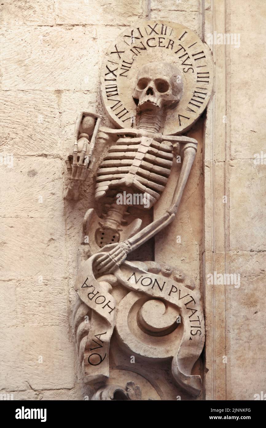 Scheletro sulla Chiesa del Purgatorio (1747), Bitonto, Italia. Tiene un vetro di sabbia, l'alone con la cifra dell'orologio, 'nil incentius (die mortis)' significa 'niente Foto Stock