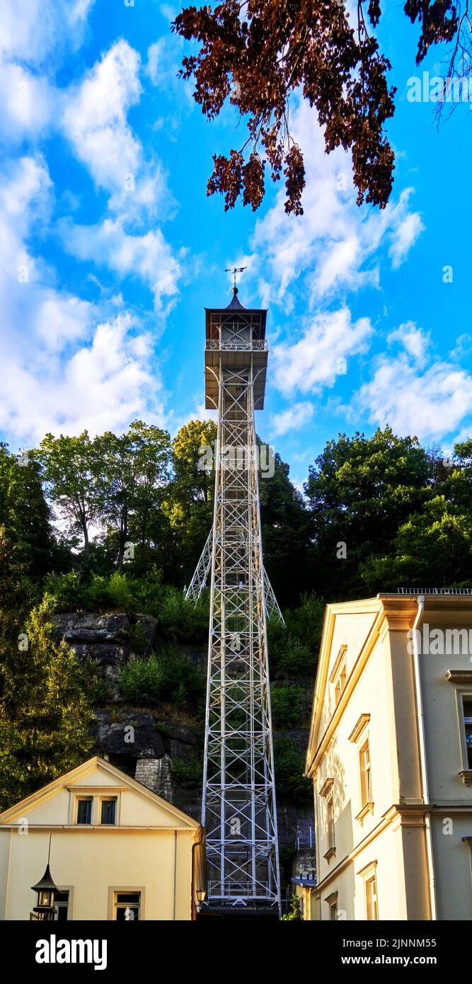 Bad Schandau, Germania, 16 luglio 2021: Ascensore storico che porta i turisti dalla Valle dell'Elba ai sentieri escursionistici ad alta quota in Sasson Svizzerla Foto Stock