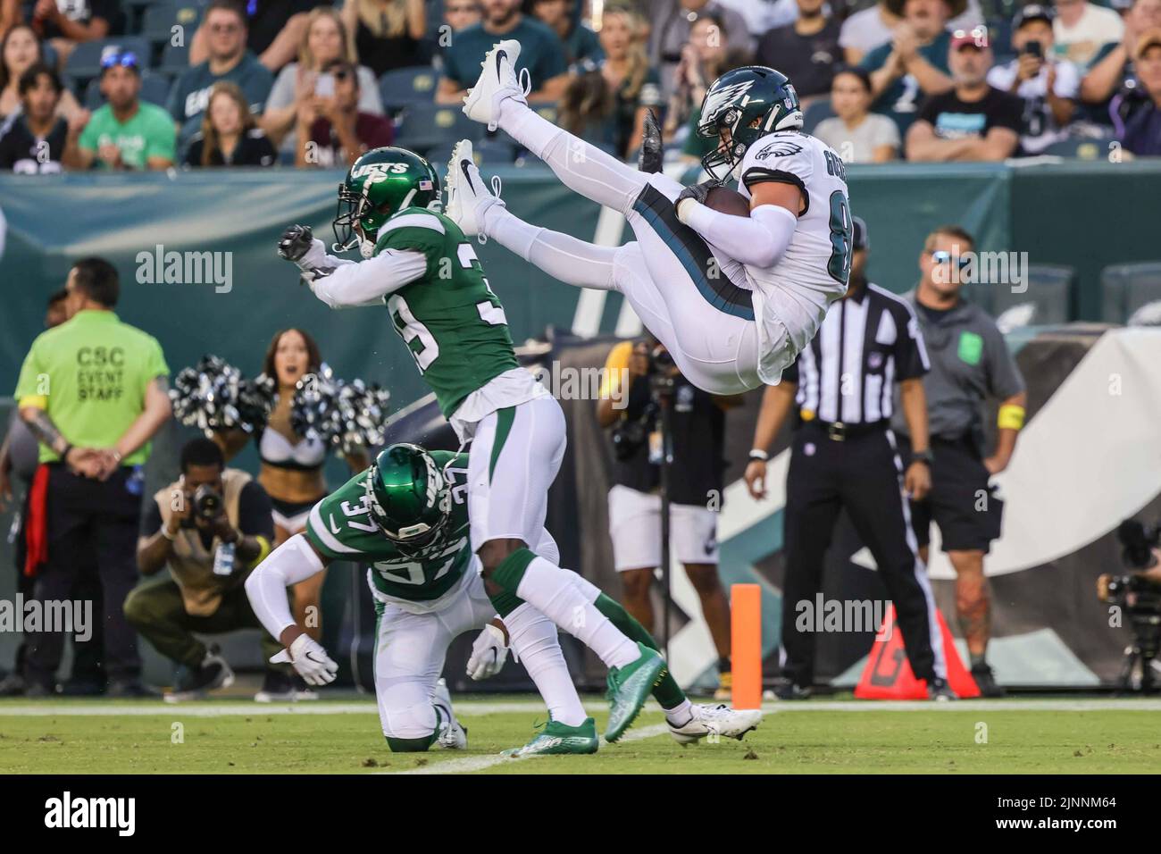 Philadelphia, Pennsylvania, Stati Uniti. 12th ago, 2022. Philadelphia Eagles Tight End DALLAS GOEDERT (88) si porta nella zona finale per il touchdown durante una partita di preason tra le Philadelphia Eagles e i New York Jets Venerdì, 12 agosto 2022, presso il Lincoln Financial Field di Philadelphia, PA. (Credit Image: © Saquan Stimpson/ZUMA Press Wire) Credit: ZUMA Press, Inc./Alamy Live News Foto Stock