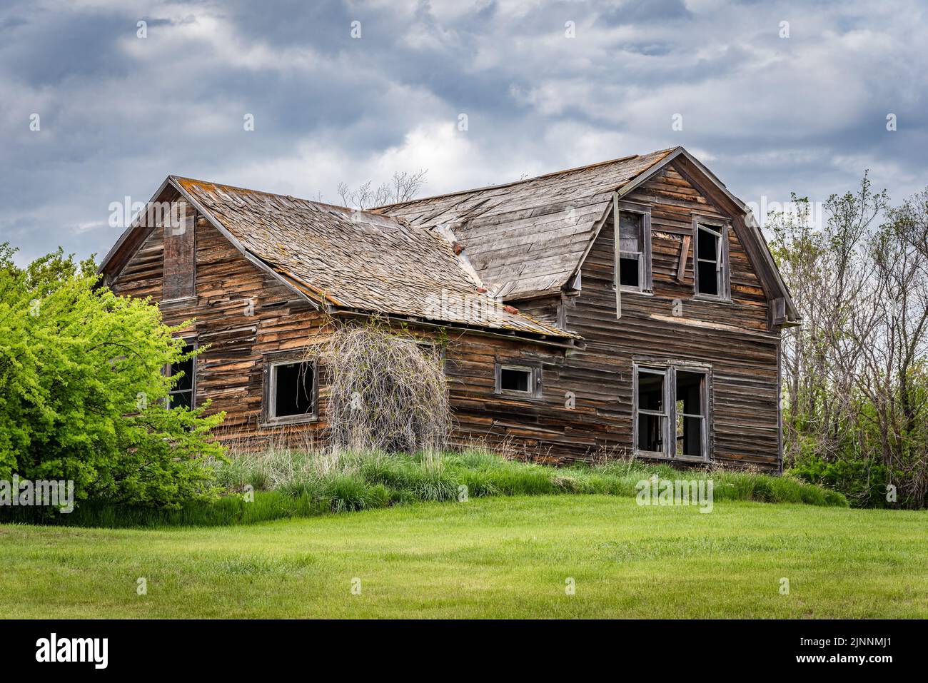 Cielo blu su una vecchia casa abbandonata sulle praterie del Saskatchewan Foto Stock
