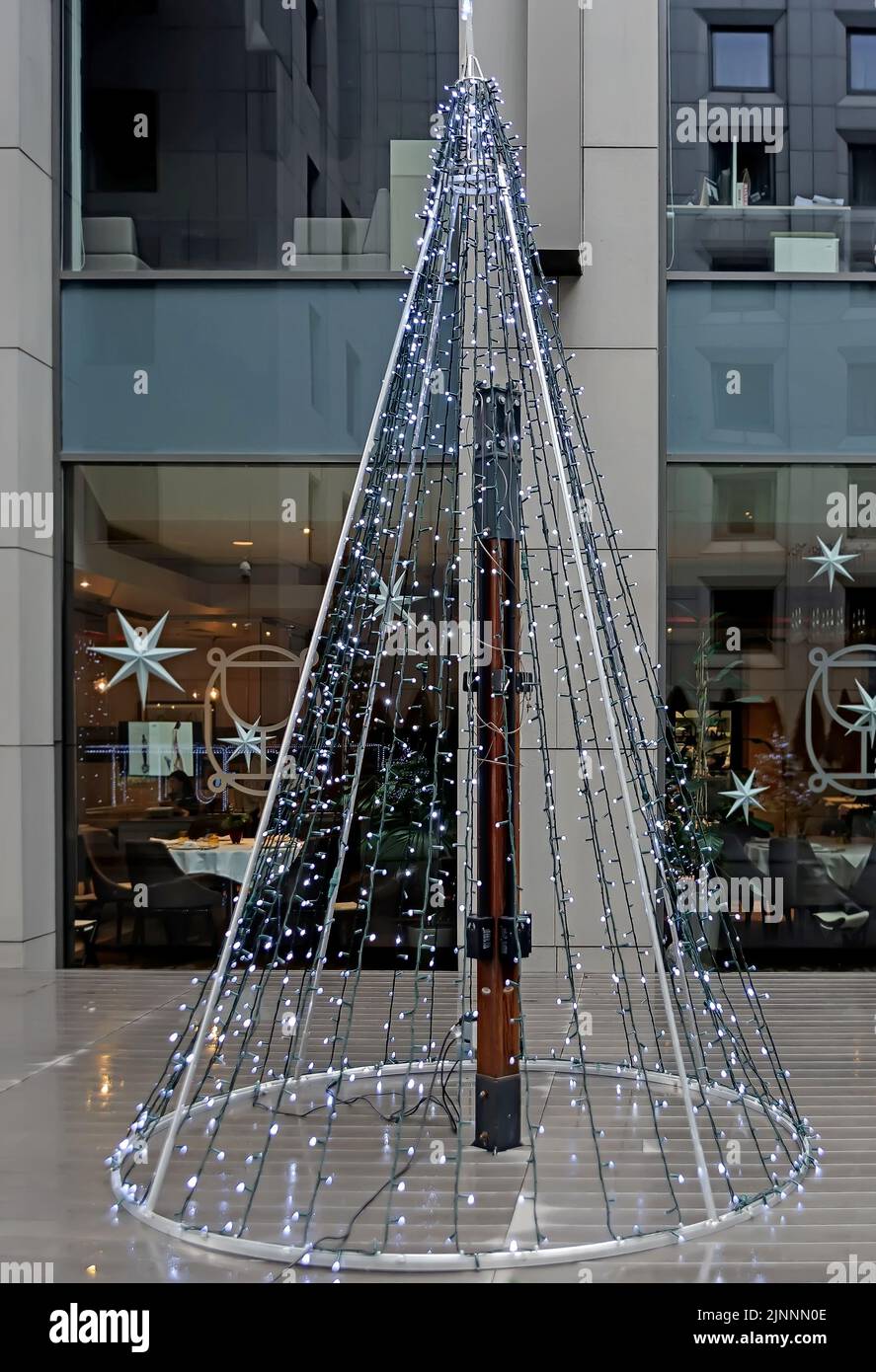 Straordinario concetto di albero di Natale - cono futuristico con luci Foto Stock