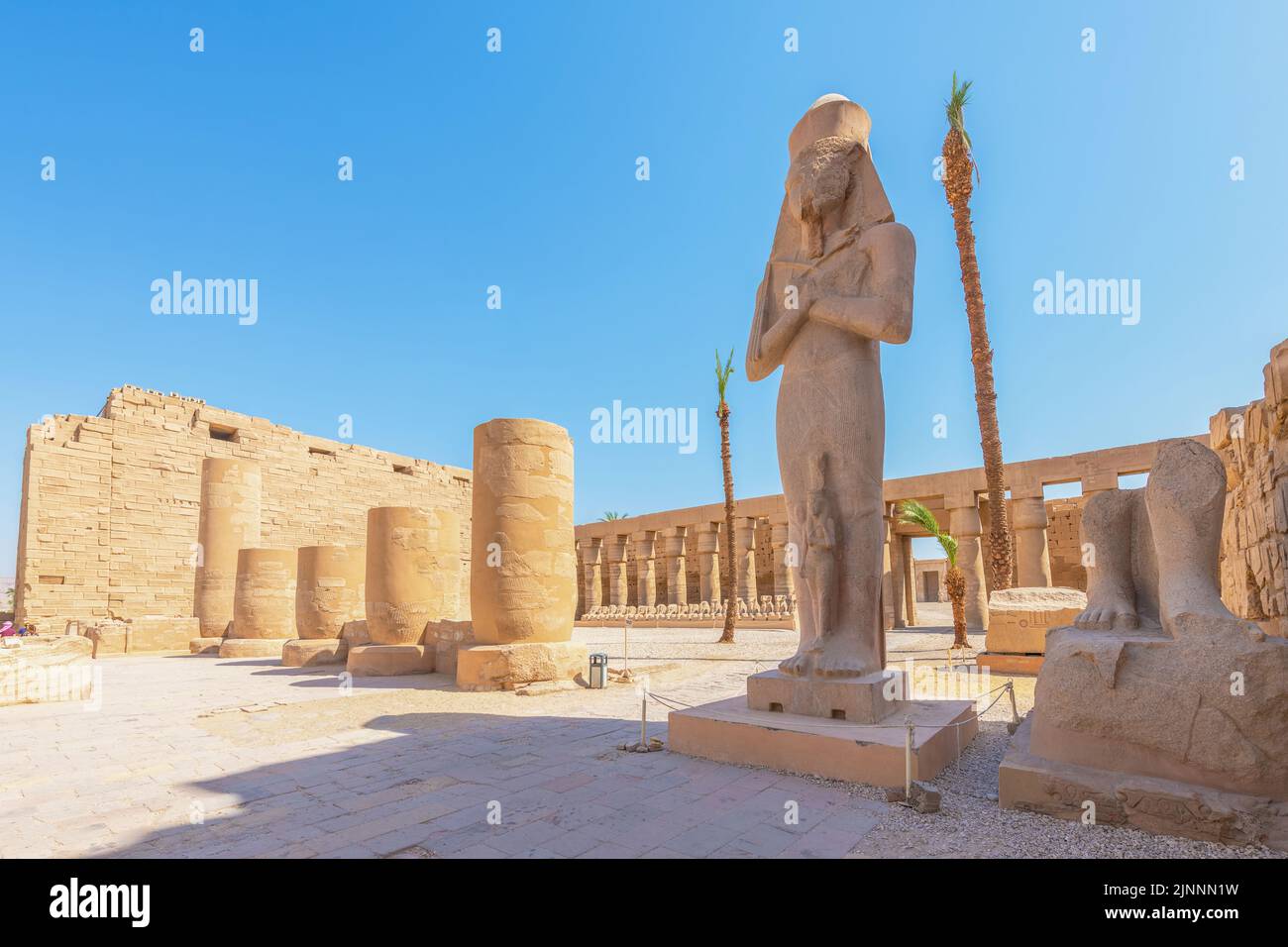 Una grande statua di Ramesse II nel tempio di Karnak, Luxor, Egitto. Foto Stock