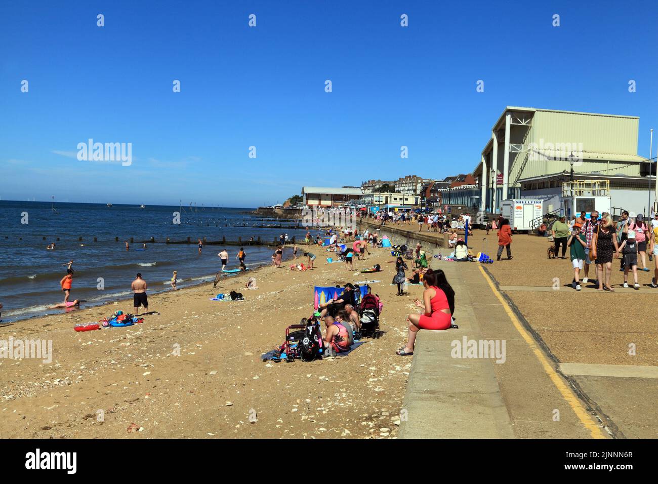 Promenade, Spiaggia, alta marea, città di Hunstanton, vacanzieri, Visitatori, Norfolk, Inghilterra Foto Stock