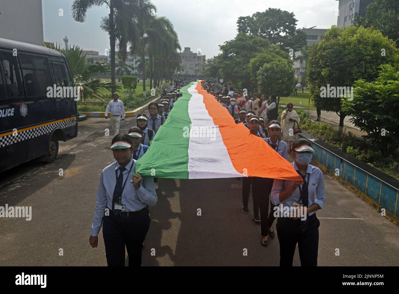 Kolkata, Bengala Occidentale, India. 12th ago, 2022. I membri del gruppo formativo partecipano alla celebrazione del giorno pre-Indipendenza. Una gigantesca bandiera nazionale indiana di 500 metri è stata esposta dagli studenti per commemorare il 75th° giorno dell'Indipendenza. (Credit Image: © Sukhomoy  Sen/eyepix via ZUMA Press Wire) Credit: ZUMA Press, Inc./Alamy Live News Foto Stock