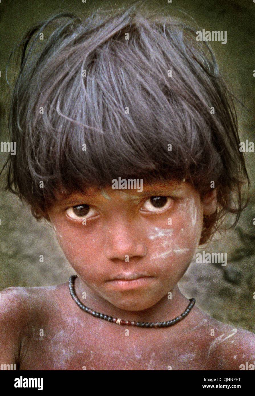 Un ritratto di una bambina rurale del West Bengal, India. Foto Stock